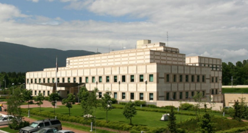 Свастика е била нарисувана с лилаво мастило върху прозорец на